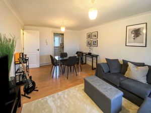 LIVING ROOM- click for photo gallery